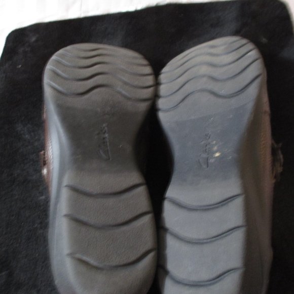 Women's Clarks Collection Brown Leather Shoes w/Button Accent Size 7 - Picture 5 of 5